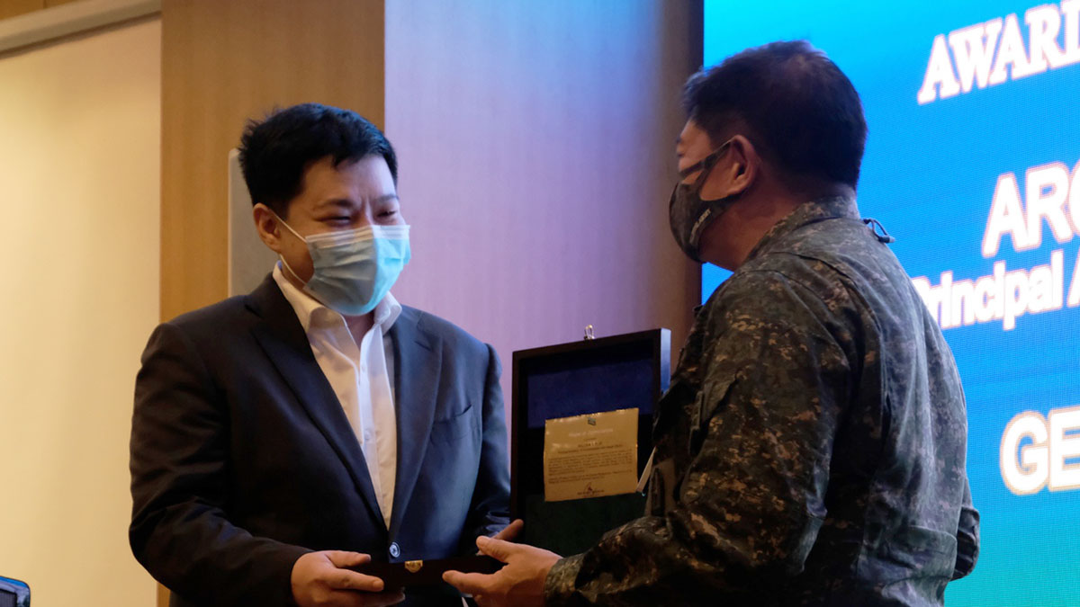 PARTNERS IN COVID-19 RESPONSE. William Tan Ti Jr. (left), the principal architect of WTA Architecture and Design Studio, receives a plaque of appreciation from AFP Chief of Staff, Gen. Gilbert Gapay (center), in a ceremony in Camp Aguinaldo, Quezon City on Wednesday (Oct. 28, 2020). The WTA Architecture and Design Studio was the lead company that designed and initiated the construction of emergency quarantine facilities in military and government health institutions in response to the Covid-19 outbreak. (Photo courtesy of the AFP Public Affairs Office)